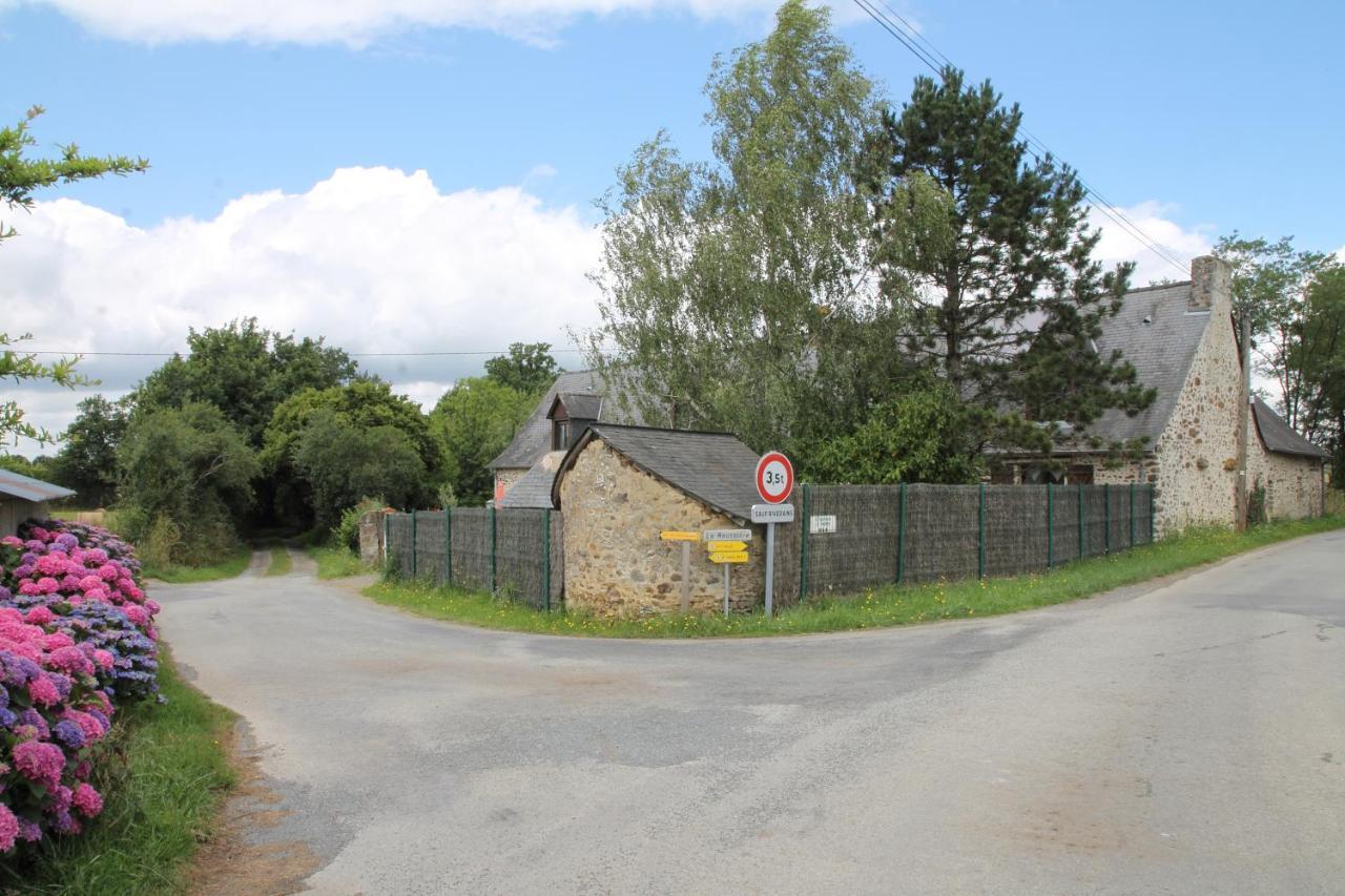 Chambre D Hote La Roussiere Saint-Ouen-Des-Toits Exterior foto